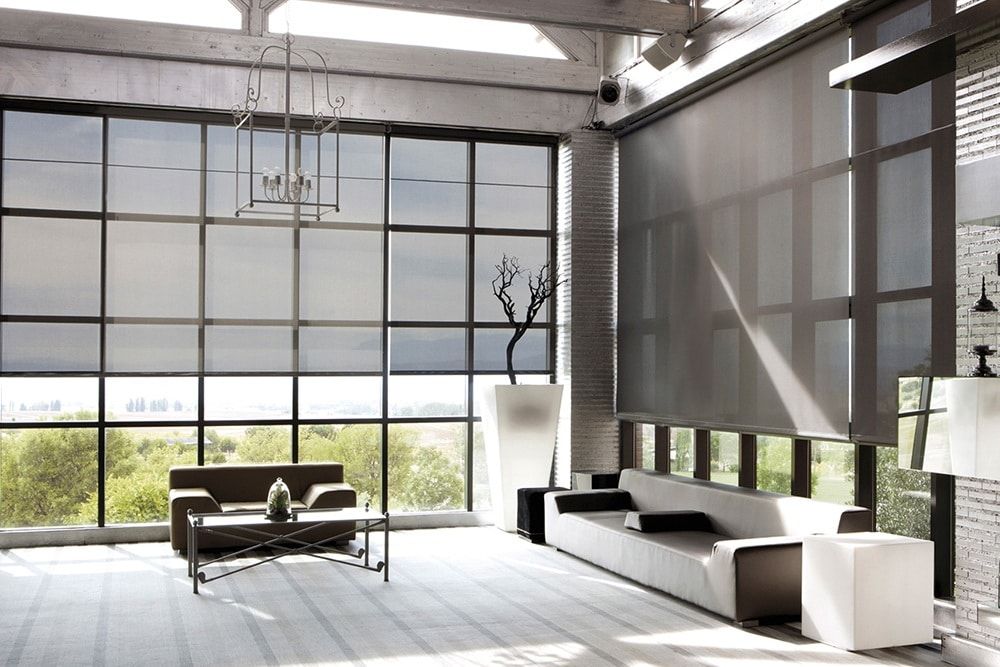 Cortina roller screen en una oficina para reducir el brillo en Santiago Centro